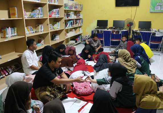 KKN UNISSULA Adakan Bimbingan Belajar di Perpustakaan Desa ''Galih Maju''